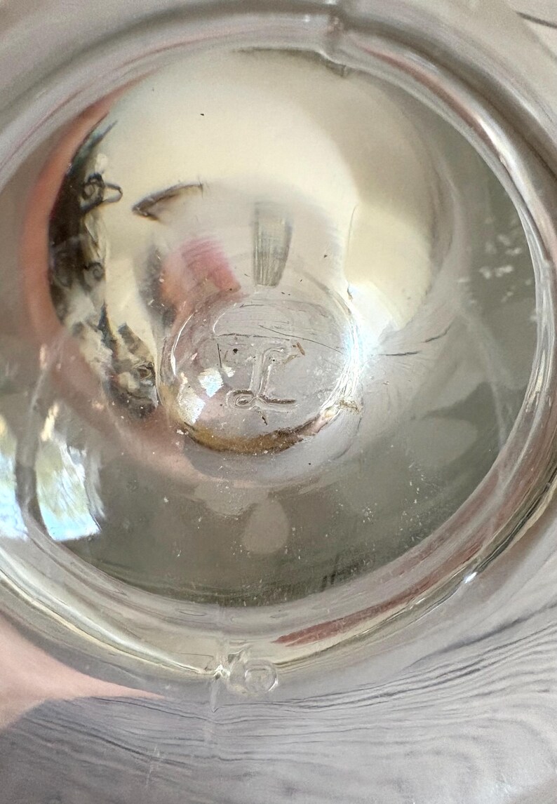 Pu&ograve; includere: Una tazza di ceramica bianca con manico nero e la scritta "But First, Coffee" in grassetto nero. La tazza &egrave; posta su uno sfondo sfocato, che suggerisce un'atmosfera accogliente.