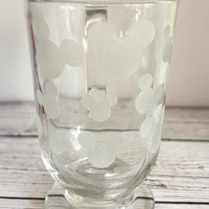 Pu&ograve; includere: Un cartello in legno rustico con la scritta "Welcome to our home" in lettere bianche. Il cartello presenta una finitura invecchiata e un design semplice e invitante, ideale per l'arredamento dell'ingresso.