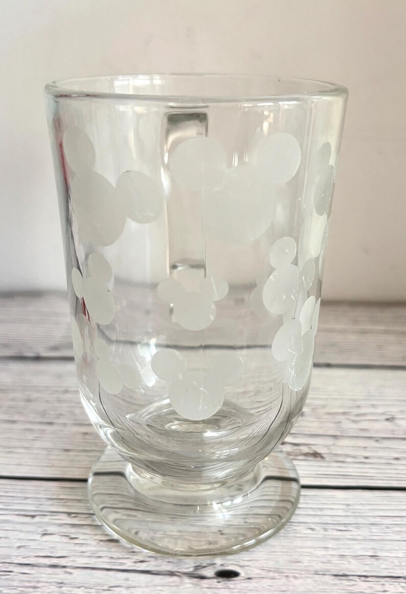 Pu&ograve; includere: Un cartello in legno rustico con la scritta "Welcome to our home" in lettere bianche. Il cartello presenta una finitura invecchiata e un design semplice e invitante, ideale per l'arredamento dell'ingresso.