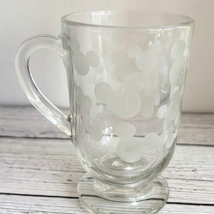 Pu&ograve; includere: Un cartello in legno fatto a mano con la scritta "Welcome" in stile scritto a mano. Il cartello &egrave; dipinto di bianco con una finitura invecchiata e una piccola foglia verde &egrave; attaccata. Per l'arredamento della casa.