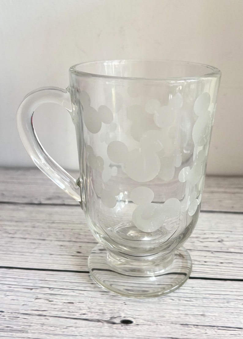 Pu&ograve; includere: Un cartello in legno fatto a mano con la scritta "Welcome" in stile scritto a mano. Il cartello &egrave; dipinto di bianco con una finitura invecchiata e una piccola foglia verde &egrave; attaccata. Per l'arredamento della casa.