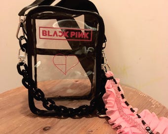 【BLACKPINK】ボストンバッグ&ポーチ ブラックピンク ボストンバッグ&ポーチ -BLACKPINK LOGO-（BLACK）