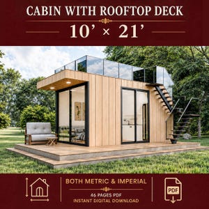 Op de afbeelding: Een moderne hut met lichte houten gevelbekleding, zwart omlijste glazen schuifdeuren en een dakterras met glazen balustrades. Een externe metalen trap leidt naar het dak. De tekst luidt CABIN WITH ROOFTOP DECK 10' x 21' en 46 PAGES PDF.