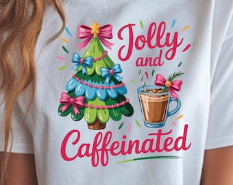 Jolly & Caffeinated Png zu sein, Weihnachten Png, Weihnachtssublimation, Weihnachtsbaum Kokette Png, Adrette Weihnachten Png, Rosa Schleife Png Digital