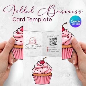 Puede incluir: Plantilla de tarjeta de visita plegada con diseño de cupcake. La tarjeta presenta el texto "Folded Business Card Template" y "Sweet Slice Studio" con información de contacto. El diseño incluye un código QR y es editable en Canva.