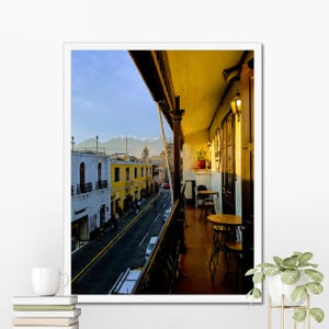 Gemütliche Wandkunst - Berge Stadtbild, friedliche ruhige Straße, Naturfotografie Foto-Druck Plakat
