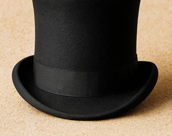 Peut inclure: Un chapeau haut de forme noir, avec une couronne cylindrique et un bord large. Un ruban noir entoure la base de la couronne. Ce chapeau formel est souvent porté lors d'occasions spéciales.