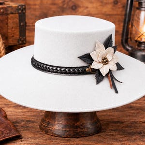 Vit filthatt med bred brätte, vintage western fedorahatt, klassisk ullfilthatt, blommigt hattband, unisex statementhatt