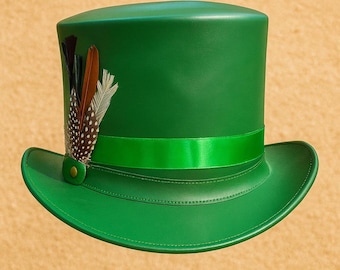 Puede incluir: Un sombrero de copa verde brillante con una cinta verde a juego y un adorno de plumas decorativas. El sombrero tiene un ala ancha y una copa cilíndrica alta. Las plumas incluyen colores marrón, negro y blanco. Un accesorio festivo.