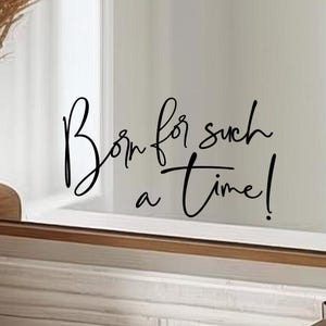 Könnte beinhalten: Schwarzer, kursiver Textaufkleber mit der Aufschrift "Born for such a time!". Der Text ist vor einem neutralen Hintergrund platziert, ideal für die Dekoration von Haus oder Büro. Schlichtes und elegantes Design.