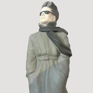 Dekorativ figur, unik manlig modellskyltdocka med resväska, 28 cm, matt keramik, handgjord i Italien