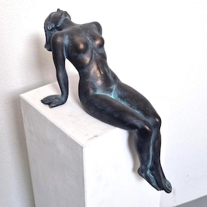 Dekorativ figurskulptur, naken kvinnlig modell, 37 cm, keramik, bronspatinaeffekt, handgjord i Italien