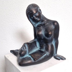 Dekorativ figurskulptur av en kvinna med en bok, 22 cm, keramik, bronspatinaeffekt, handgjord i Italien