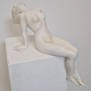 Dekorativ figurskulptur, naken kvinnlig modell, 37 cm, keramik, krämvit, antik patina-effekt, handgjord i Italien