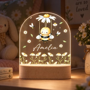 Personlig nattlampa med bi, akryllampa med namn och prästkrage, barnrumsdekor med humla, babyshowerpresent till flickor, sänglampa för barn i sovrummet