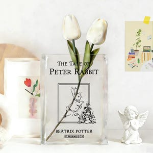 Sagan om Peter Kanin - akrylbokvas, läsarbokvas, bokformad vas, personlig bokvas, boklig heminredning, present till bokälskare