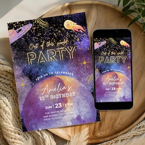 Könnte beinhalten: Eine Einladung und ein Smartphone zeigen das Thema "Out of this world PARTY". Das Design zeigt einen lila und blauen Galaxiehintergrund mit Planeten, Sternen und dem Text "Amelia's 10th Birthday" mit Datum und Uhrzeit.