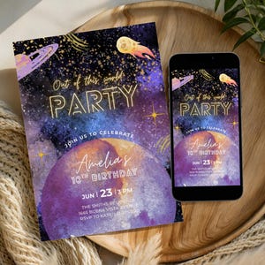 Könnte beinhalten: Eine Einladung und ein Smartphone zeigen das Thema "Out of this world PARTY". Das Design zeigt einen lila und blauen Galaxiehintergrund mit Planeten, Sternen und dem Text "Amelia's 10th Birthday" mit Datum und Uhrzeit.