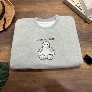 Sudadera bordada "No soy rápido" – Bonita camiseta inspirada en Baymax, regalo para amigos, parejas, cumpleaños o para él/ella – EH439