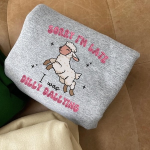 Przepraszam za spóźnienie, byłem ociągający się, haftowana koszulka, słodka bluza z owcą, uroczy zwierzęcy T-shirt, prezent dla miłośnika owiec ESHC136