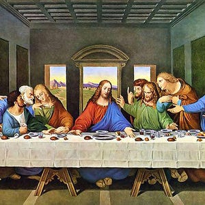 Könnte beinhalten: Ein Gemälde, das das letzte Abendmahl darstellt, eine berühmte Szene aus der Bibel. Jesus sitzt in der Mitte eines langen Tisches mit seinen Jüngern. Das Gemälde spielt in einem Raum mit einer gewölbten Decke und einem Fenster hinter Jesus. Das Gemälde ist im realistischen Stil gehalten und zeigt satte Farben.