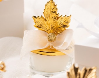 Luxuriöse, personalisierte Hochzeitskerzen als Gastgeschenke: Glaskerzen mit Schleife