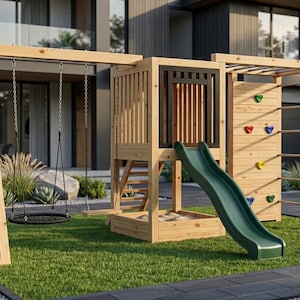 Puede incluir: Un juego de exterior de madera que incluye un columpio circular negro, una torre central con base de arenero, un tobogán de plástico verde, una pared de escalada con agarres coloridos y una canasta de baloncesto unida al marco lateral.