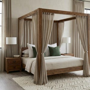 Op de afbeelding: Een hemelbedframe van natuurlijk bruin hout, gedrapeerd met lichtbeige gordijnen. Het bed is voorzien van een beige dekbed, twee witte kussens en twee donkergroene vierkante sierkussens. Twee houten nachtkastjes met lampen flankeren het bed.