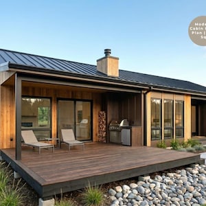 Könnte beinhalten: Ein einstöckiges Haus mit vertikaler Holzverkleidung, einem dunklen Metalldach und einer großen Holzterrasse. Der Außenbereich umfasst eine überdachte Terrasse mit zwei Liegestühlen, einem Edelstahlgrill und Brennholz. Text: Modern Cabin Floor Plan | 639 Sq.