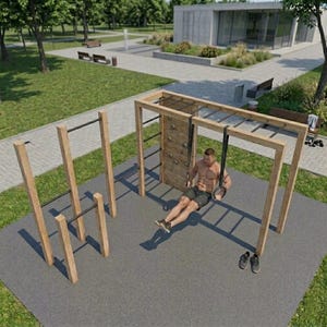 Puede incluir: Estructura de ejercicio de madera para exteriores con barras de dominadas, rocódromo y anillas de gimnasia. Una persona está usando las anillas para hacer ejercicio. La estructura está sobre una superficie gris en un parque con árboles y un edificio moderno al fondo.