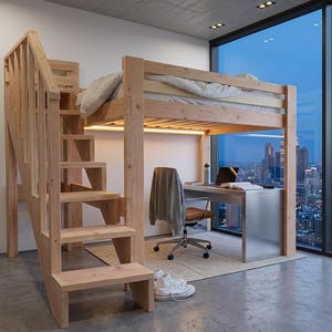 Könnte beinhalten: Ein helles Hochbett aus Holz mit integrierter Treppe und seitlichen Geländern. Die erhöhte Liegefläche ist mit einer weißen Matratze und Bettwäsche ausgestattet. Darunter befinden sich ein Metallschreibtisch, ein Bürostuhl und ein Laptop.