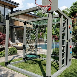 Könnte beinhalten: Ein hölzernes Spielgerüst für den Außenbereich mit einem roten Basketballkorb, einem grünen Kletternetz aus Seil, einer runden Netzschaukel, einer vertikalen Leiter und einer Seitenwand mit bunten Klettergriffen, die am Rahmen befestigt sind.