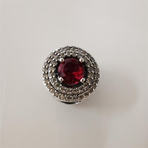 Charm Pandora a cerchio multistadio rosso scintillante