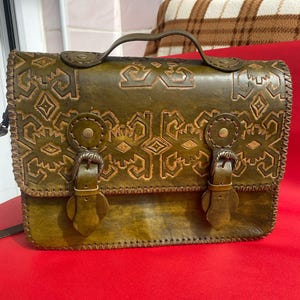 Bolsa de ombro de couro feita à mão