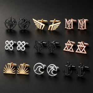 Könnte beinhalten: Eine Sammlung von neun Paar Manschettenknöpfen mit verschiedenen Motiven, darunter Kompasse, Flügel, Monogramme, keltische Knoten, Wolfsköpfe, Dreiecke, Sonnenaufgänge, Wellen und Anker in Schwarz, Gold, Roségold und Silber.