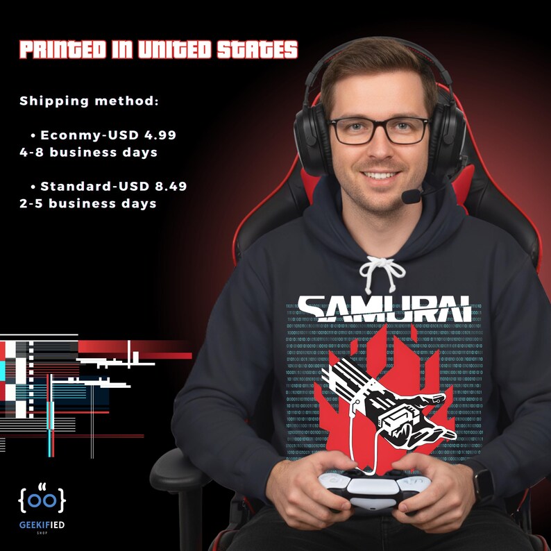 Op de afbeelding: Een marineblauwe hoodie met het woord "SAMURAI" in witte blokletters. Daaronder een rood vlammenontwerp met een robotische handafbeelding. De afbeelding bevat ook de tekst "PRINTED IN UNITED STATES". De persoon draagt een headset en een bril.