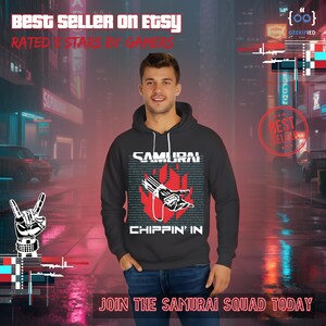 Op de afbeelding: Zwarte hoodie met het woord "SAMURAI" in wit en een rood-witte afbeelding. De tekst "CHIPPIN' IN" staat onder de afbeelding. De afbeelding bevat ook de tekst "BEST SELLER ON ETSY" en "JOIN THE SAMURAI SQUAD TODAY".
