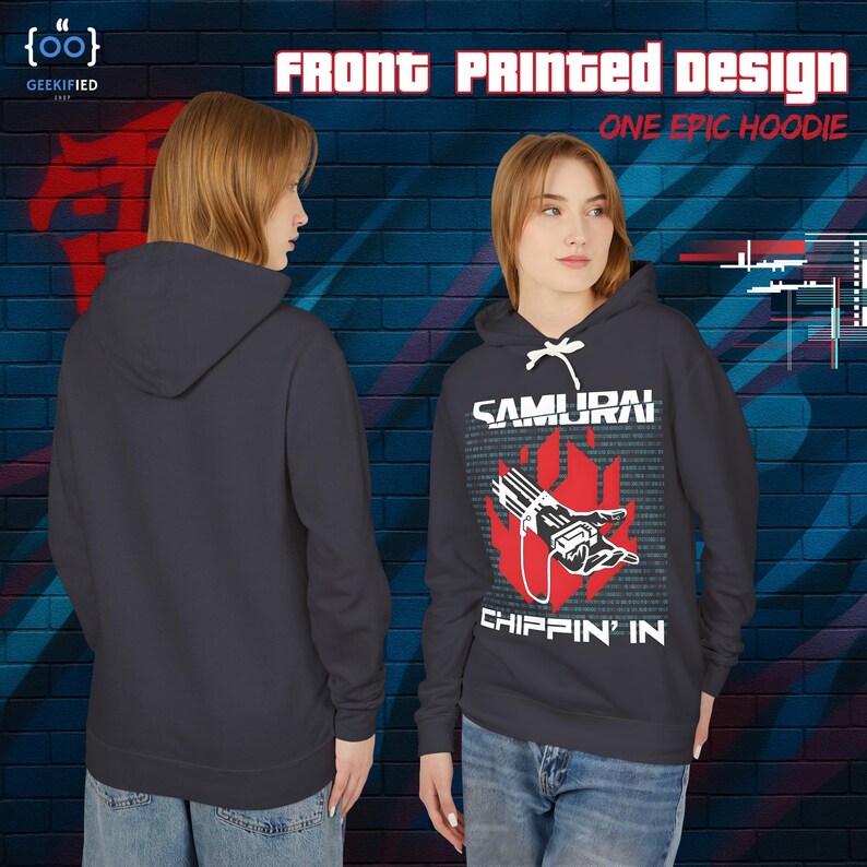 Op de afbeelding: Een marineblauwe hoodie met bovenaan de tekst "FRONT PRINTED DESIGN ONE EPIC HOODIE". De voorkant van de hoodie heeft een afbeelding met het woord "SAMURAI" en de zin "CHIPPIN' IN".