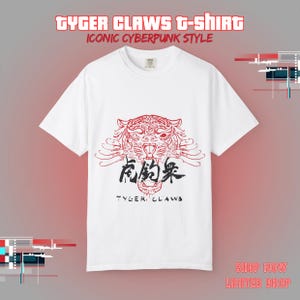 Può includere: T-shirt bianca con grafica a testa di tigre rossa e caratteri giapponesi. Il testo "TYGER CLAWS t-shirt" e "ICONIC CYBERPUNK STYLE" sono in alto. Le parole "TYGER CLAWS" sono in basso. Lo sfondo è rosso.