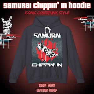 Op de afbeelding: Donker marineblauwe hoodie met een grafisch ontwerp met het woord "SAMURAI" boven een rode vlam en een robotachtige hand. De tekst "CHIPPIN' IN" staat eronder. De hoodie heeft een capuchon met trekkoord en de tekst "SAMURAI chippin' in hoodie" bovenaan.