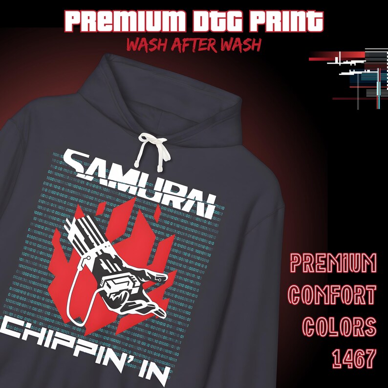 Op de afbeelding: Een donkergrijze hoodie met witte trekkoorden. De voorkant toont het woord "SAMURAI" boven een rood vlammenontwerp met een hand die een apparaat vasthoudt. Daaronder staat "CHIPPIN' IN". De tekst "PREMIUM DTG PRINT WASH AFTER WASH" staat bovenaan.