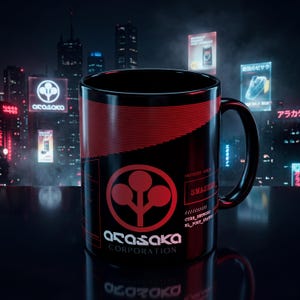 Könnte beinhalten: Schwarze Keramik-Tasse mit rotem Grafikdesign, dem Text "ARASAKA CORPORATION" und einem stilisierten Logo. Die Tasse hat einen schwarzen Henkel und ein rotes Streifendesign. Der Hintergrund zeigt eine futuristische Stadtlandschaft.