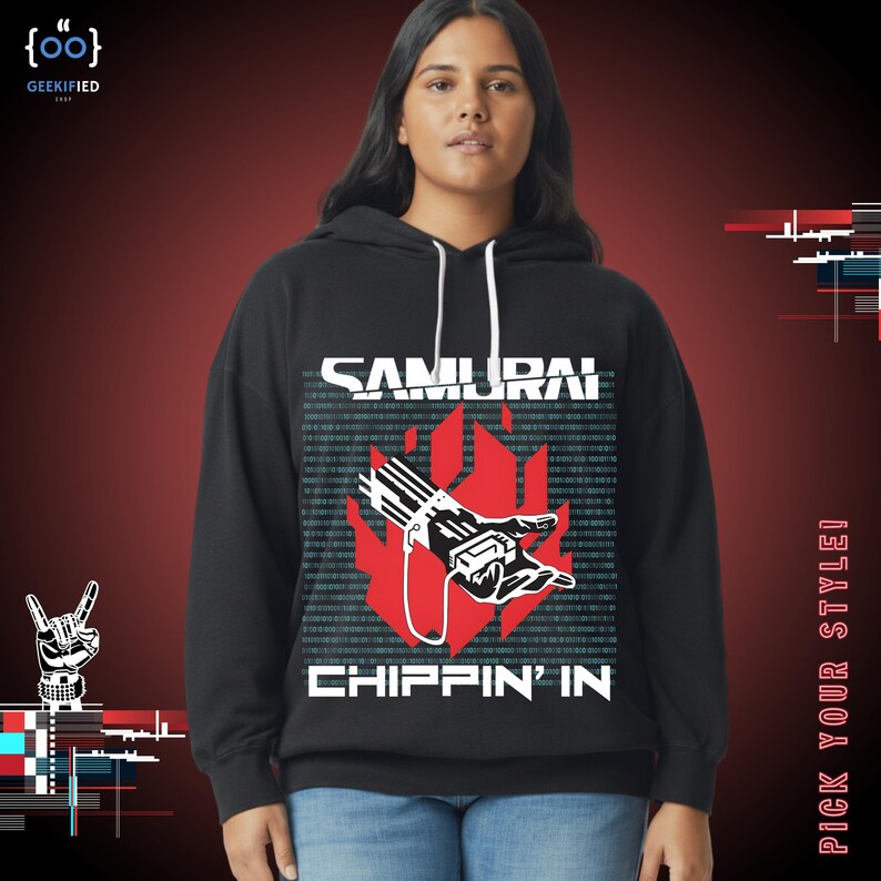 Op de afbeelding: Zwarte hoodie met het woord "SAMURAI" boven een rood-witte afbeelding van een hand die een apparaat vasthoudt, met de woorden "CHIPPIN' IN" eronder. De hoodie heeft een wit trekkoord en een capuchon.