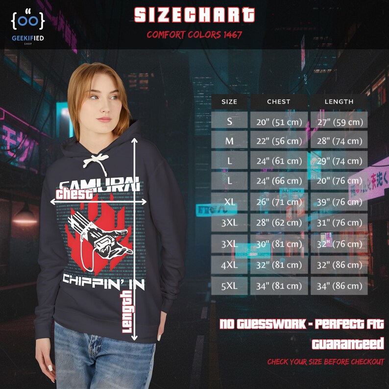 Op de afbeelding: Marineblauwe hoodie met een afbeelding met de tekst "SAMURAI chest CHIPPIN' IN" in wit en rood. De afbeelding bevat een maattabel met afmetingen in cm.