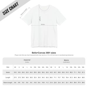 Peut inclure: T-shirt blanc Bella+Canvas 3001 avec tableau des tailles. Le tableau indique les mesures en centim&egrave;tres pour la largeur, la longueur et la longueur des manches, de XS &agrave; 5XL. Le texte "SIZE CHART" est en haut &agrave; gauche.