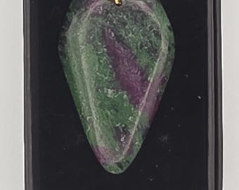 Grande ciondolo con rubino in zoisite
