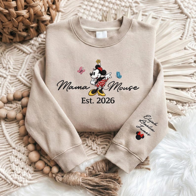 K&ouml;nnte beinhalten: Eine wei&szlig;e Keramiktasse mit schwarzem Henkel und dem Text "But First, Coffee" in fetter, schwarzer Schrift. Die Tasse steht auf einer Holzoberfl&auml;che. Die Tasse ist etwa 10 cm hoch.