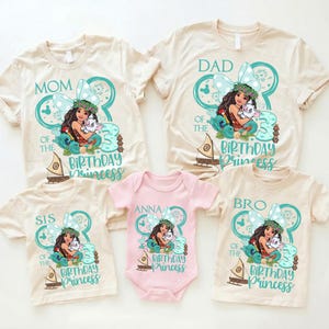 Op de afbeelding: Een familie set van beige t-shirts en een roze romper, elk met een afbeelding van een Polynesische prinses. De shirts hebben de tekst "Mom", "Dad", "Sis" en "Bro". De romper zegt "Anna". De tekst "Birthday Princess" is ook aanwezig.