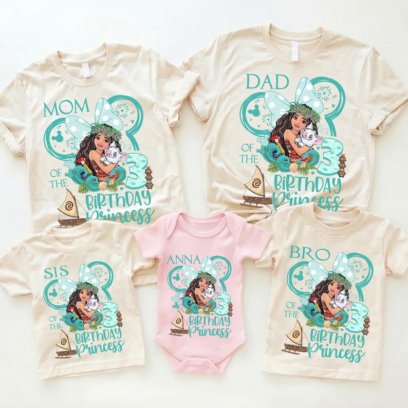 Op de afbeelding: Een familie set van beige t-shirts en een roze romper, elk met een afbeelding van een Polynesische prinses. De shirts hebben de tekst "Mom", "Dad", "Sis" en "Bro". De romper zegt "Anna". De tekst "Birthday Princess" is ook aanwezig.