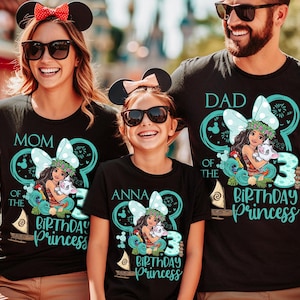 Op de afbeelding: Zwarte T-shirts met een verjaardagsthema. De shirts hebben een cartoonfiguur, het nummer 3 en de woorden "Mama van de verjaardagsprinses", "Anna Verjaardagsprinses" en "Papa van de verjaardagsprinses".